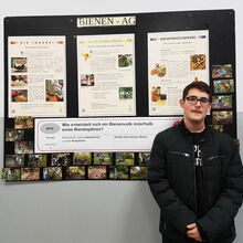 Gay Fait vor der Schulurkunde im 2. OG des Herder-Gymnasiums. Aufnahme: Fr. Claus, 27.02.2020