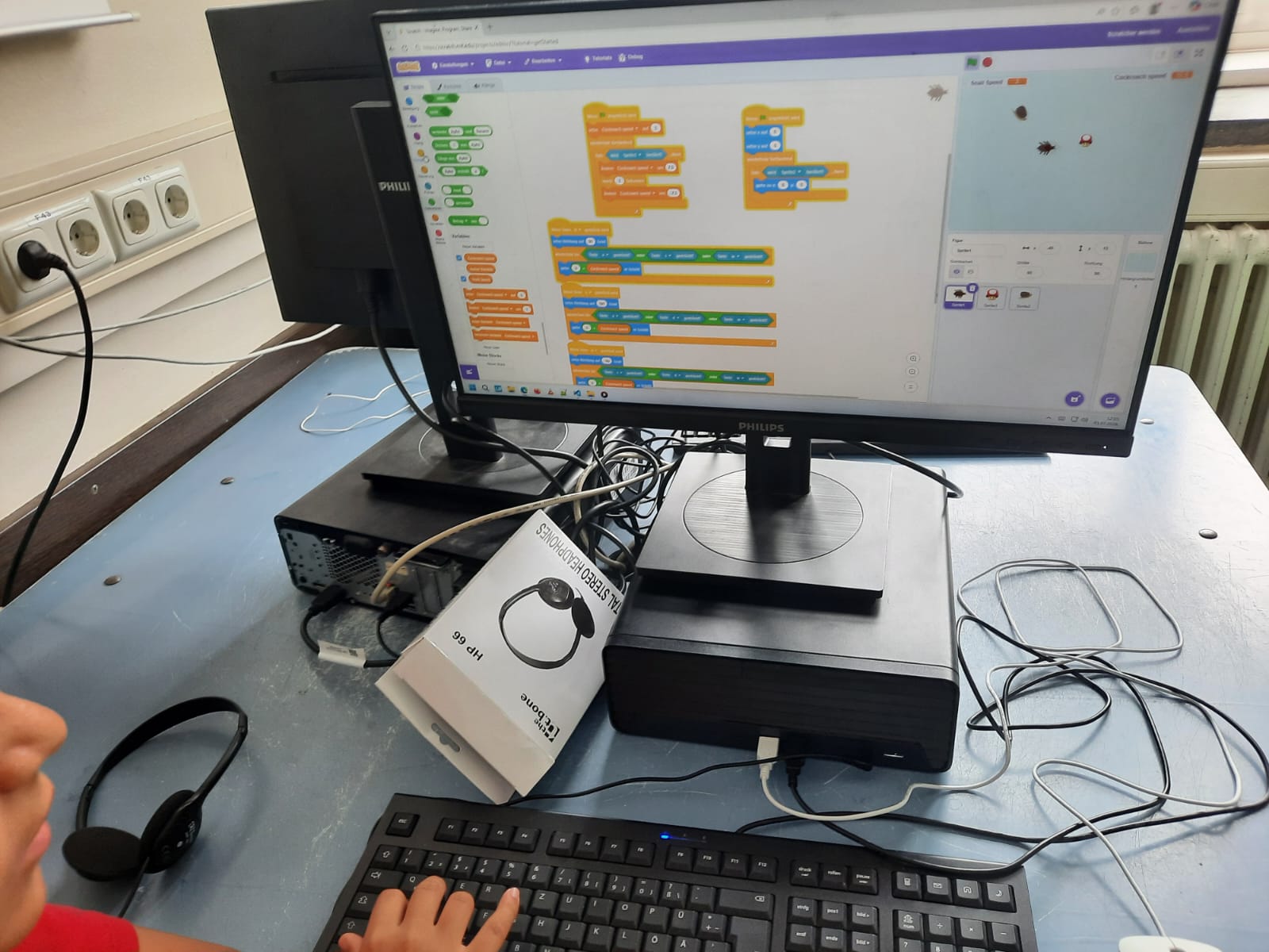Bildschirm mit Scratch-Code und der Anzeige „Game Over“ im selbstprogrammierten Spiel