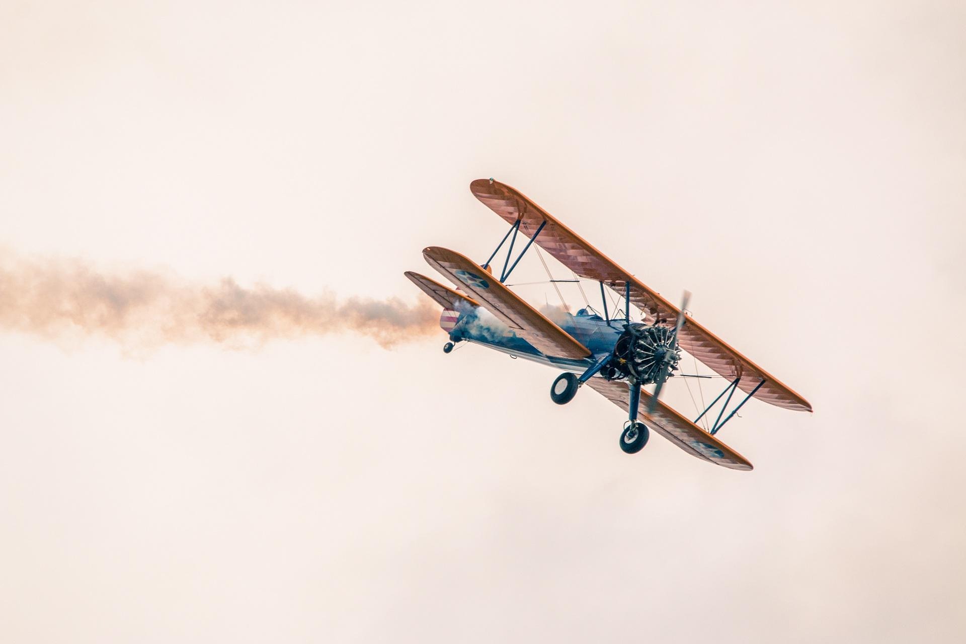 Ein Flugzeug im Himmel