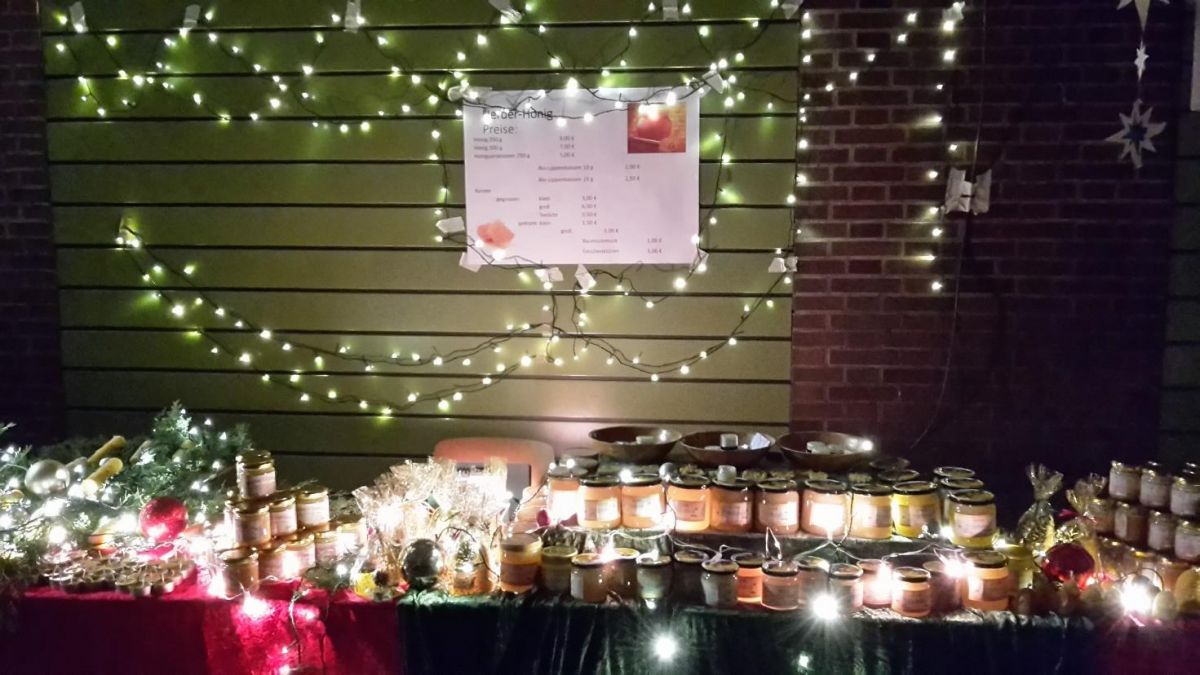 Abb. 2: Verkaufsstand der Bienen-AG auf dem alljährlichen Schulweihnachtsmarkt Foto: I. Claus, 15.12.2017